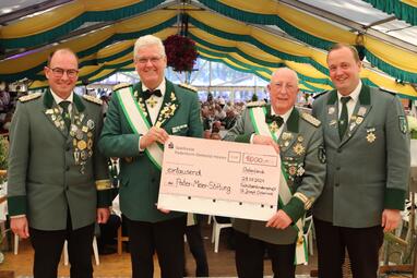 Freuen sich über den Scheck, Werner Peitz und Reinhard Thiele vom Pater Meier Verein (2. und 3. von links), welcher von Oberst Markus Sandbothe (links) und Kassierer Frank Büser (rechts) übergeben wurde.