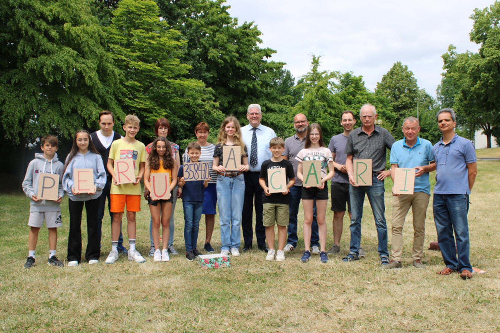 Foto: (v. l.) Leonard Köster und Helin Özdemir (beide 6d), Raphael Finkeldey (Organisatorenteam), Jaden Schlüter und Sophia Walther (beide 6a), Claudia Henke (Organisatorenteam), Tristan Mura (6c), Uta Hoischen (Organisatorenteam), Marlene Bellgardt (6c), 1. Vorsitzender der Pater-Meier-Stiftung Werner Peitz, Elias Hansmeier (6b), Matthias Strotmann (Unterstufenkoordinator), Carla Bauer (6b), Jan-Niklas Kleinschmidt (Gemeindereferent), Josef Meier und Matthias Strunz (beide Vertreter der Pater-Meier-Stiftung), Robert Macedo (Spanischlehrer und Vereinsmitglied)