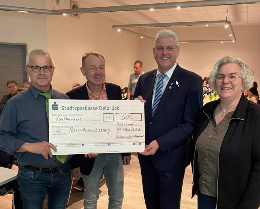 Bild v.l.: Heimatvereinvorsitzender Johannes Wiesing, Matthias Strunz (Pater Meier Stiftung), Werner Peitz (Vorsitzender der Pater Meier Stiftung) und Anita Papenheinrich 2. Vorsitzende Heimatverein Ostenland