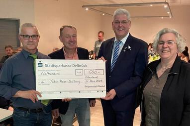 Bild v.l.: Heimatvereinvorsitzender Johannes Wiesing, Matthias Strunz (Pater Meier Stiftung), Werner Peitz (Vorsitzender der Pater Meier Stiftung) und Anita Papenheinrich 2. Vorsitzende Heimatverein Ostenland