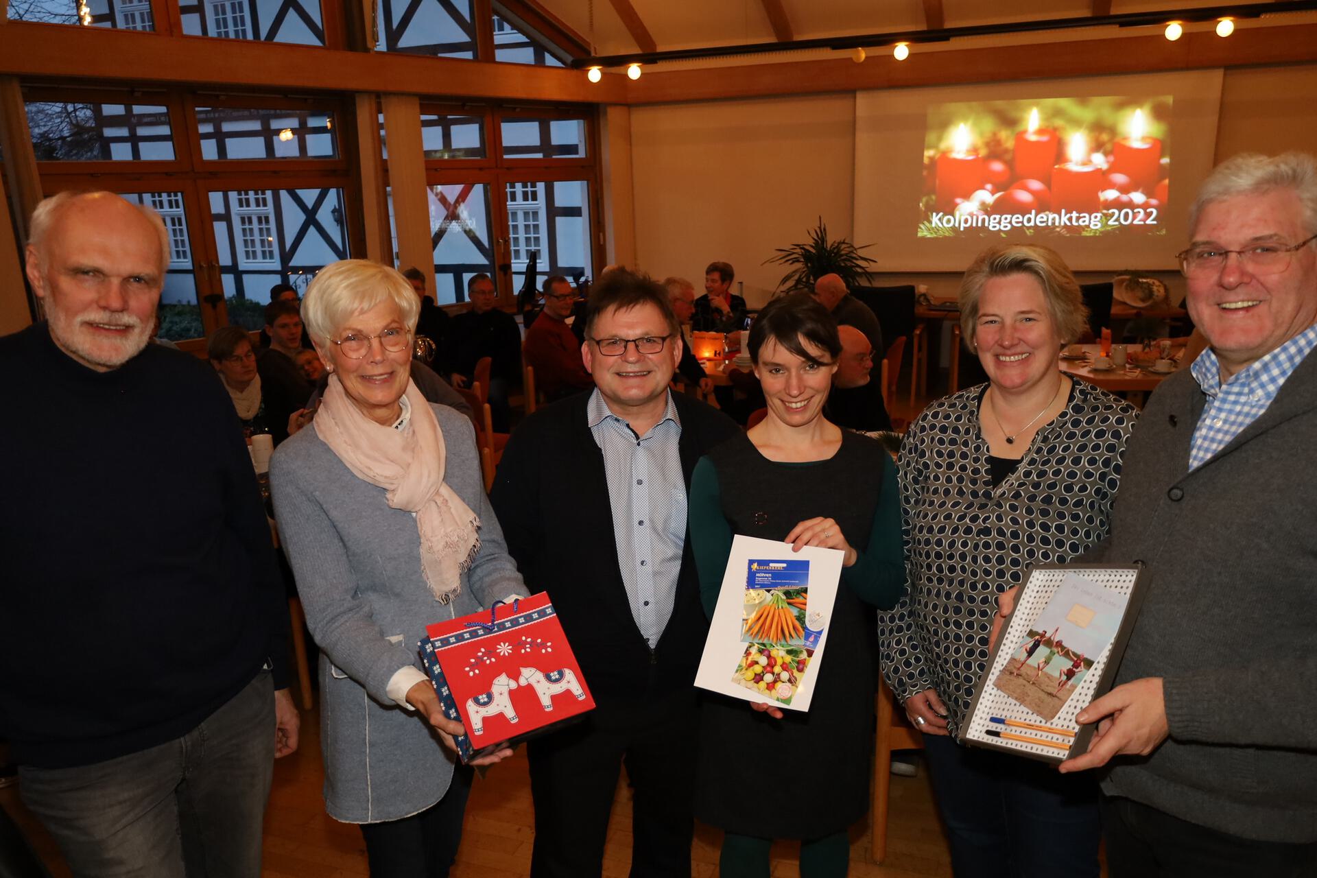 Die Kolpingsfamilie Delbrück spendet für drei Aktionen. Darüber freuen sich (v.l.) Peter Meermeyer, die Vorsitzende der Caritas-Konferenz Margret Melcher, Günther Burchert, die Koordinatorin der Ruanda-Hilfe Anna Busch, Diana Kettelgerdes und der Vorsitzende des Pater-Meier-Fördervereins Werner Peitz. Foto: Kolping Delbrück