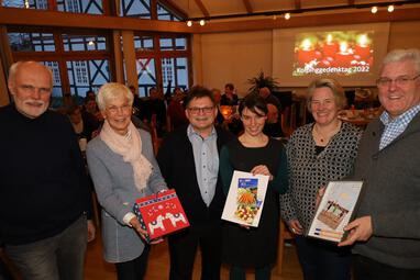 Die Kolpingsfamilie Delbrück spendet für drei Aktionen. Darüber freuen sich (v.l.) Peter Meermeyer, die Vorsitzende der Caritas-Konferenz Margret Melcher, Günther Burchert, die Koordinatorin der Ruanda-Hilfe Anna Busch, Diana Kettelgerdes und der Vorsitzende des Pater-Meier-Fördervereins Werner Peitz. Foto: Kolping Delbrück