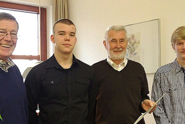 Auf dem Bild zu sehen sind: Unser Schulleiter Rudolf Fraune, der stellvertretende Schulsprecher David Scheunemann, der Vorsitzende der Pater-Meier-Stiftung Robert Oelsmeier und der Schulsprecher Sören Göstenkors bei der Übergabe des Spendenschecks in Höhe von 3773€. Wie in den vergangenen Jahren fand auch 2013 der soziale Tag an der Hauptschule Ostenland statt.