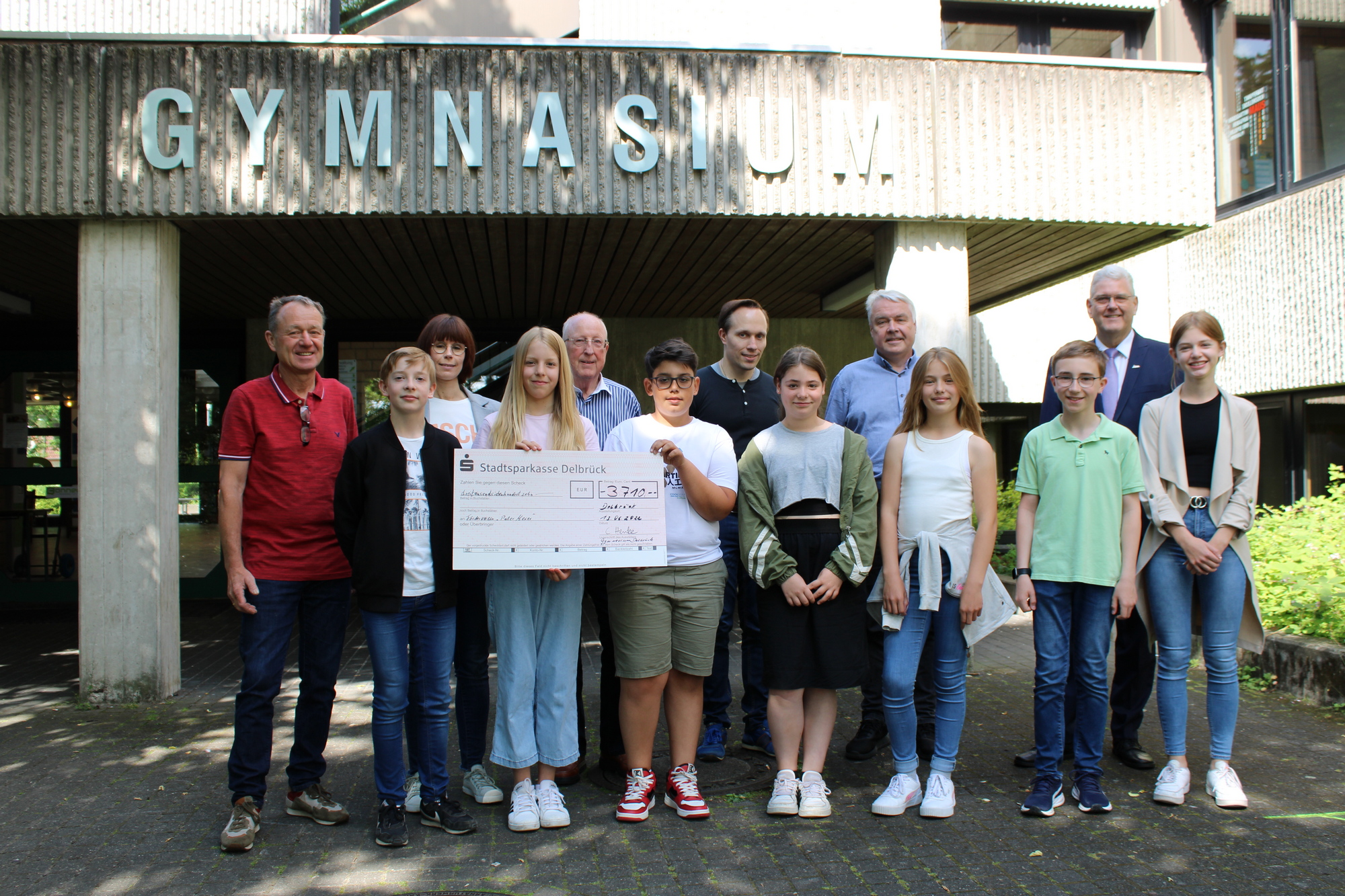 Die Pater-Meier-Stiftung freut sich über die großzügige Spende: (hinten v. l.) Matthias Strunz (Pater-Meier-Stiftung), Claudia Henke (als organisierende Lehrkraft, Reinhard Thiele (Pater-Meier-Stiftung), Raphael Finkeldey (als organisierende Lehrkraft), Ralf Brinkmann (stellvertretender Schulleiter), Werner Peitz (Vorsitzender Pater-Meier-Stiftung), (vorne v. l.) Anton Brökelmann, Carlotta Freise, Salem Makdesi Afrem, Lara Werner, Lotta Hünemeier, Nils Wook und Mia Bewer (alle Kassensprecher*innen der vier sechsten Klassen des Gymansiums Delbrück).