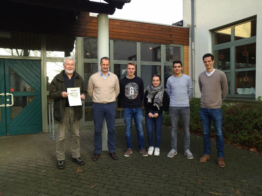 Auf dem Bild von links nach rechts: Herr Robert Oelsmeier (1. Vorsitzender), Oliver Austenfeld (Schulleiter Hauptschule Ostenland), David Brautmeier (Schülersprecher), Celina Römisch (Schülersprecherin), Pascal Grewe (Schülersprecher) und Christoph Brockmann (stellv. Schulleiter).