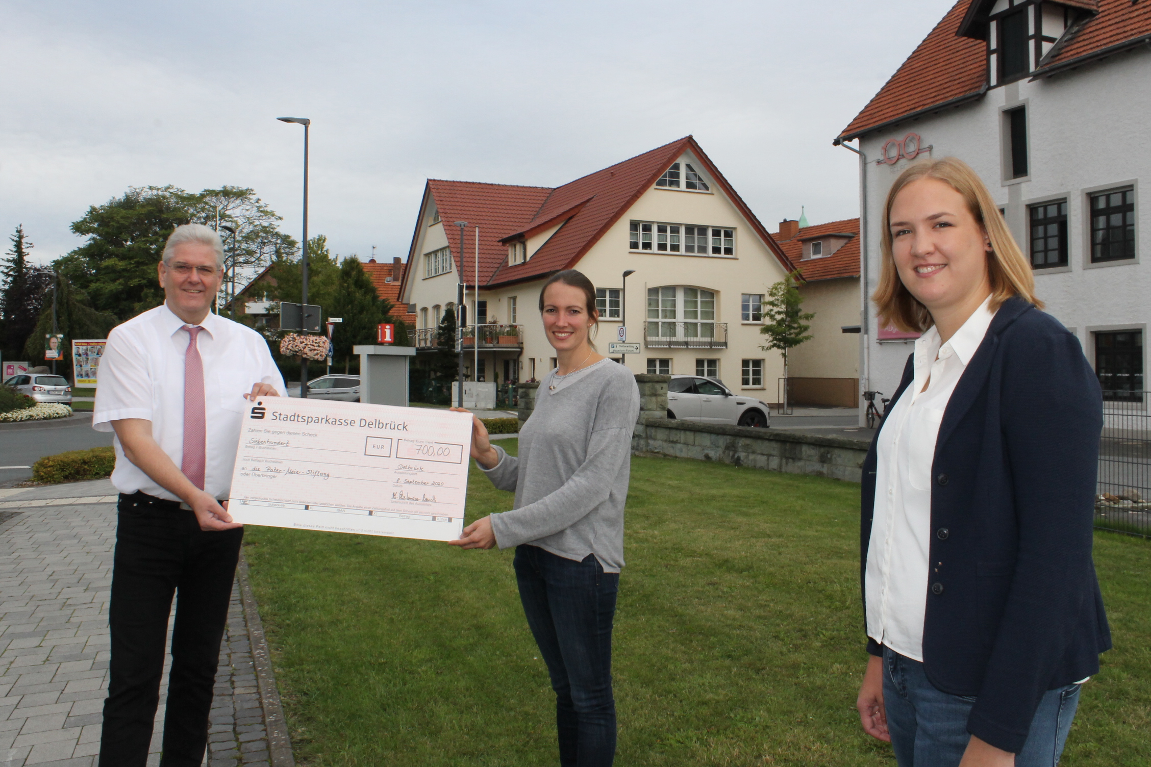 Julia Reiher (2. v. l.) und Theresa Heber (rechts) überreichen dem Vorsitzenden der Pater-Meier-Stiftung, Herrn Werner Peitz (1. v. l.), einen Scheck in Höhe von 700 EURO