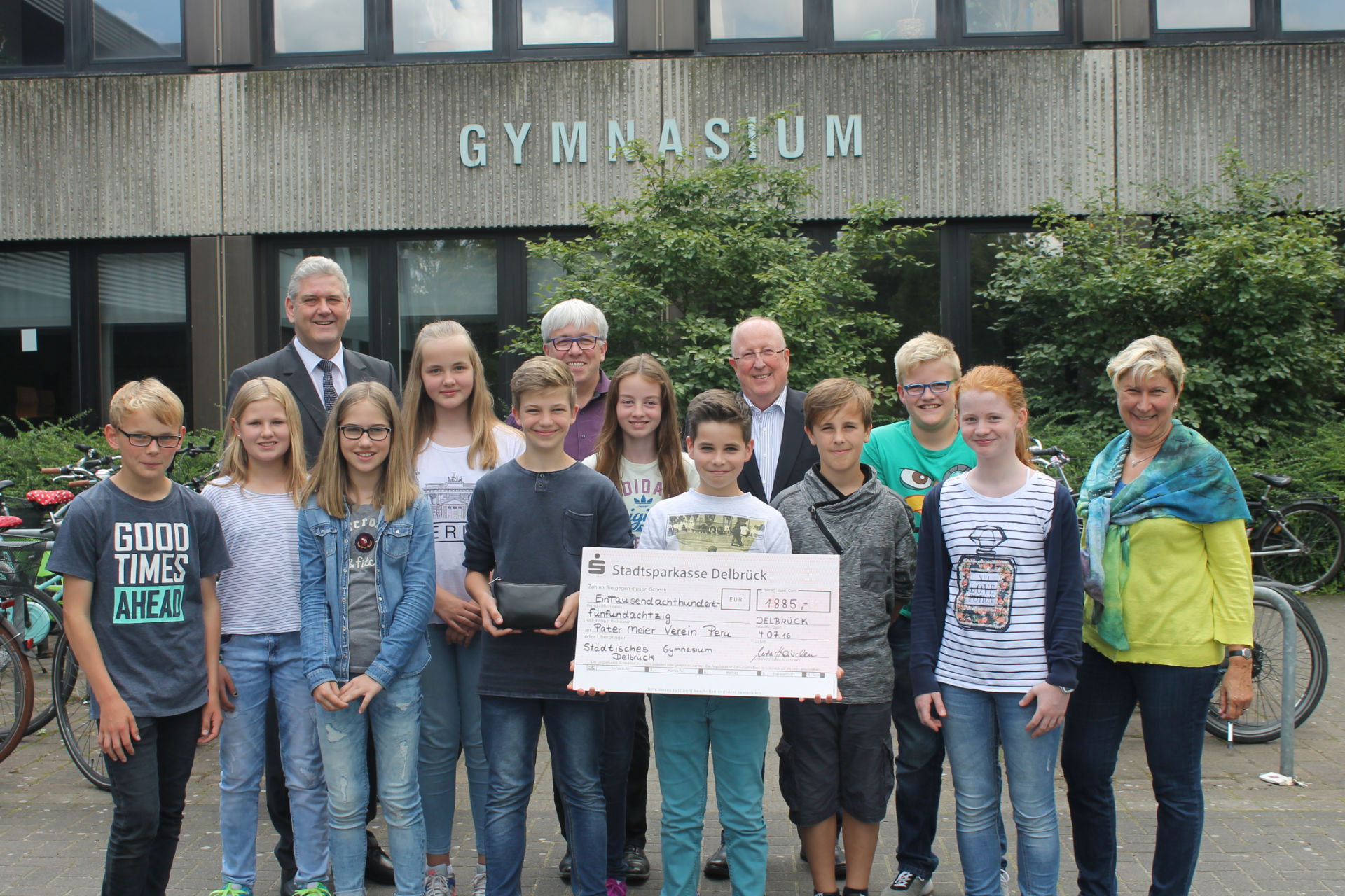 Hendrik Sander (6c), Annika Rodehutskors (6b), Bürgermeister Werner Peitz (Vorsitzender des Vereins „Pater Meier-Hilfe für Acarí“), Hannah Christiansen (6d), Lea Kemper (6e), Finn Lorz (6c), Schulleiter Stephan Gringard, Julis Ebbesmeyer (6a), Ben Kerkemeyer (6e), Reinhard Thiele (Kassierer „Pater Meier-Hilfe für Acarí“), Tom Bardeck (6a), Leon Schüller (6b), Eva Remmert (6c) und Uta Hoischen (Projektleitende Lehrerin) freuen sich riesig über den Erfolg beim Sponsorenlauf Unter dem Motto 