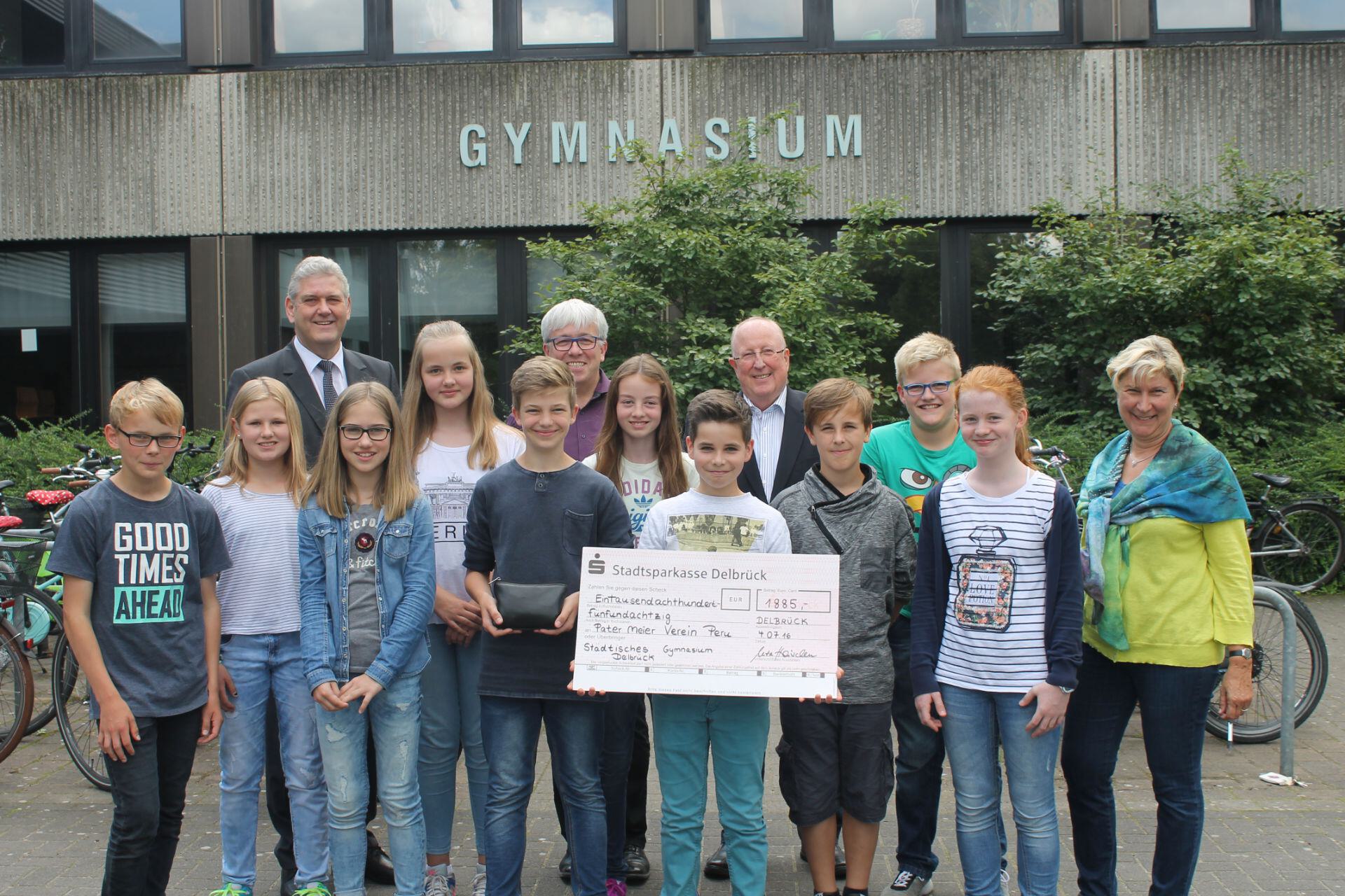 Hendrik Sander (6c), Annika Rodehutskors (6b), Bürgermeister Werner Peitz (Vorsitzender des Vereins „Pater Meier-Hilfe für Acarí“), Hannah Christiansen (6d), Lea Kemper (6e), Finn Lorz (6c), Schulleiter Stephan Gringard, Julis Ebbesmeyer (6a), Ben Kerkemeyer (6e), Reinhard Thiele (Kassierer „Pater Meier-Hilfe für Acarí“), Tom Bardeck (6a), Leon Schüller (6b), Eva Remmert (6c) und Uta Hoischen (Projektleitende Lehrerin) freuen sich riesig über den Erfolg beim Sponsorenlauf Unter dem Motto