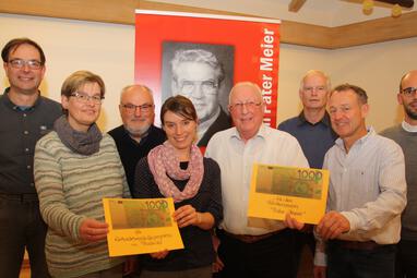 Schulleiter Oliver Austenfeld und die beiden Schülersprecher Joel Neh (10 B) und Lukas Brom (10B) überreichen Bürgermeister Werner Peitz, Vorsitzender der Pater-Meier-Stiftung den Scheck über 1.562,71 EURO.