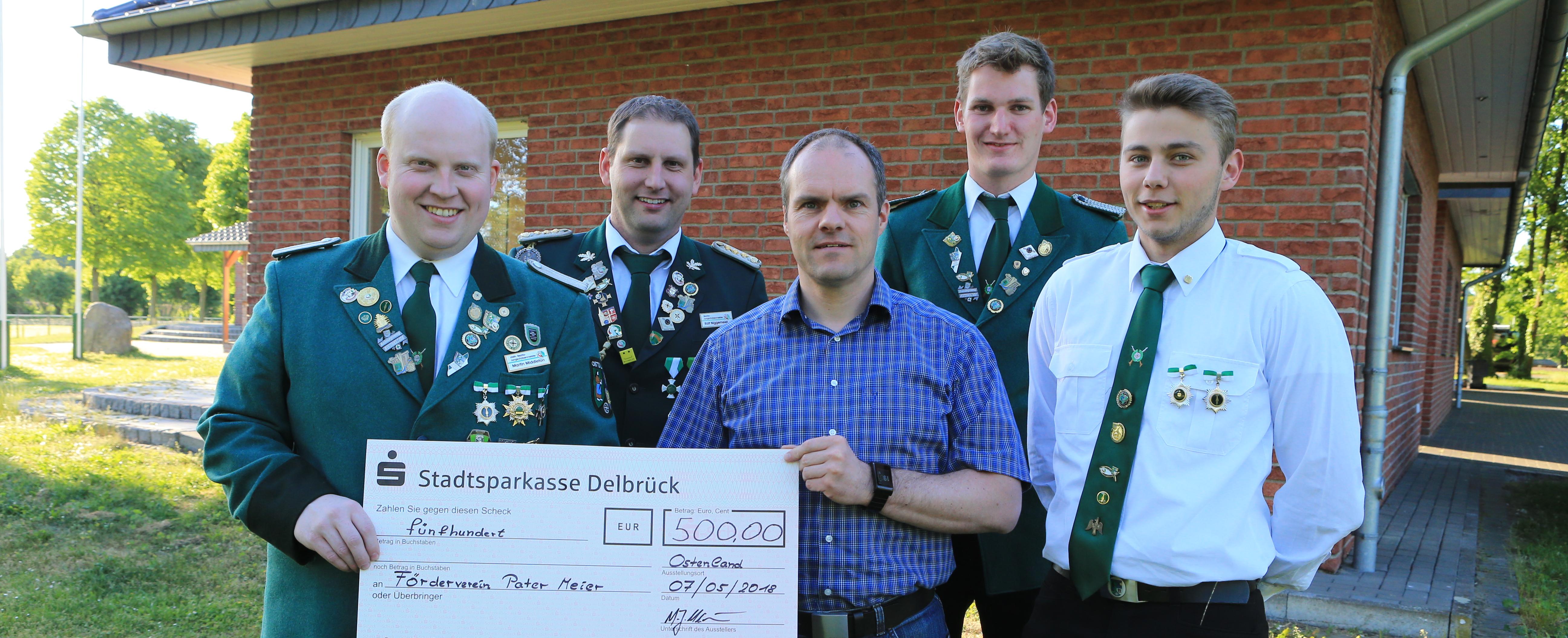 Mit einer Spende an den Pater Georg Meier Förderverein unterstützen die Ostenländer Jungschützen den Schulbetrieb in der Gemeinde Acari in Peru. Jungschützenmeister Martin Middleton überreicht einen Check an Jens Fortmeier vom Förderverein (vorne von links). Dominik Hansjürgens als 1. Kassierer der Jungschützen Ostenland (rechts) und der stellvertretende Jungschützenmeister Stefan Thieschnieder (hinten rechts) nehmen die anerkennenden Worte von Bezirksjungschützenmeister Ralf Niggemeier (hinten links) ebenfalls gerne an.