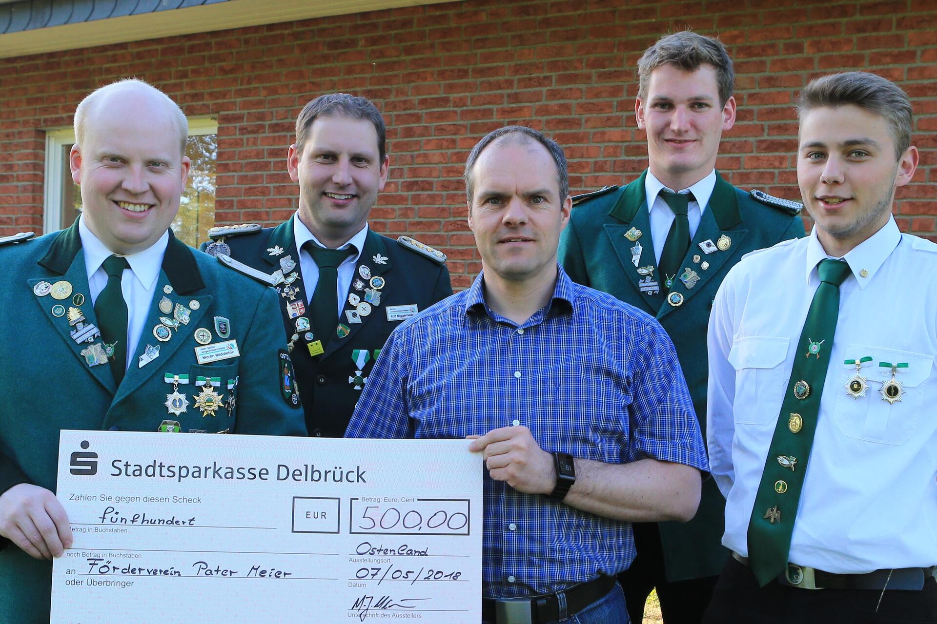 Mit einer Spende an den Pater Georg Meier Förderverein unterstützen die Ostenländer Jungschützen den Schulbetrieb in der Gemeinde Acari in Peru. Jungschützenmeister Martin Middleton überreicht einen Check an Jens Fortmeier vom Förderverein (vorne von links). Dominik Hansjürgens als 1. Kassierer der Jungschützen Ostenland (rechts) und der stellvertretende Jungschützenmeister Stefan Thieschnieder (hinten rechts) nehmen die anerkennenden Worte von Bezirksjungschützenmeister Ralf Niggemeier (hinten links) ebenfalls gerne an.