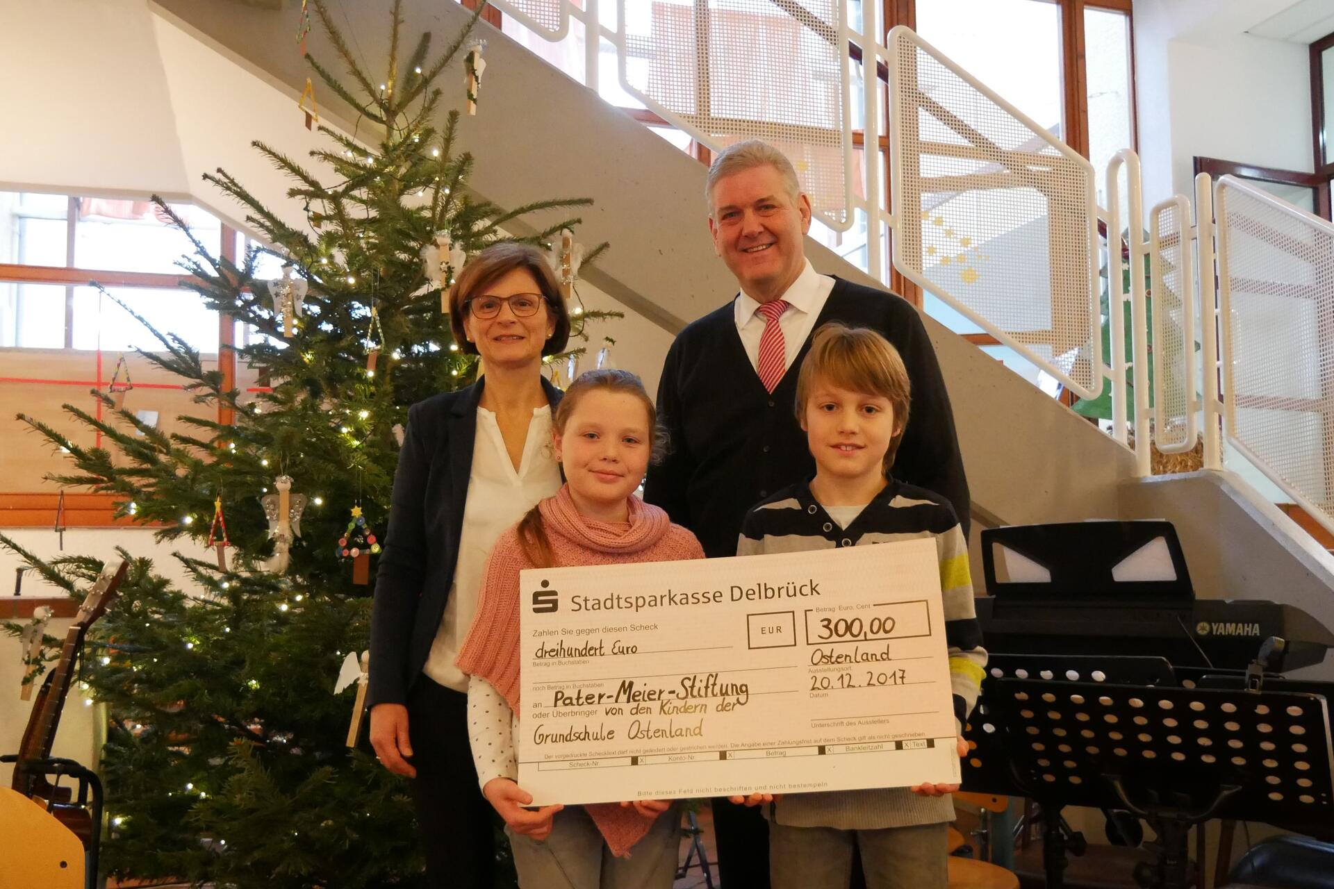 Schulleiterin Frau Alexandra Micheln, Bürgermeister Herr Peitz, Schülersprecher Lilli-Sophie und Tino