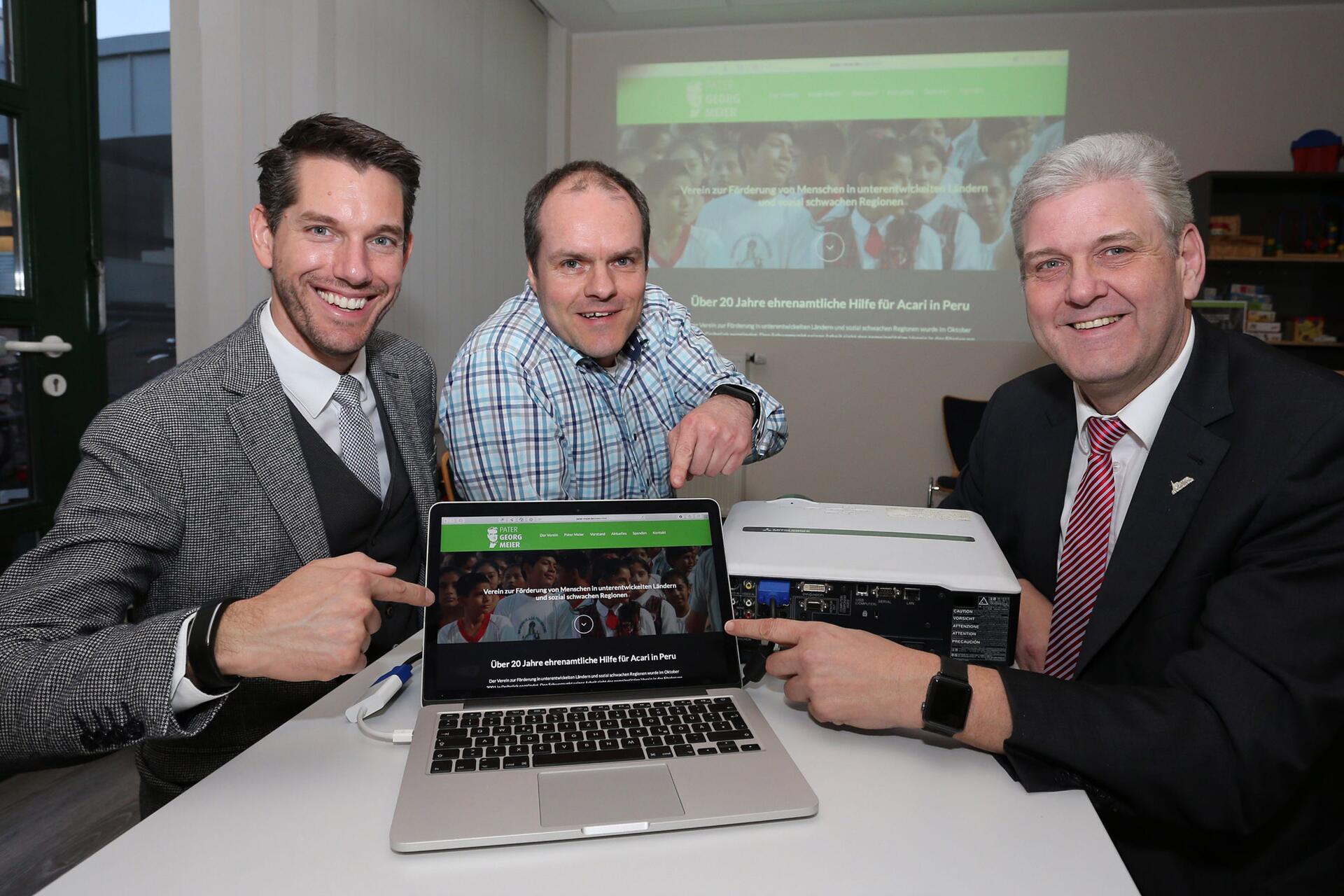 Der Pater-Meier-Förderverein ist nun online. Stefan Neisemeier von »Goto Media«, der neue Internetbeauftragte des Fördervereins (v.l.) Jens Fortmeier sowie Werner Peitz, Vorsitzender des Fördervereins, stellen die Internetseite vor. (Foto: Steg)