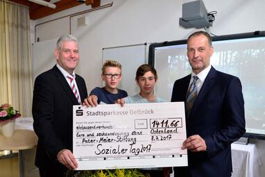 Der Vorsitzende der Pater-Meier-Stiftung Werner Peitz (von links) dankte Jörn Fortmeier und Marcel Brinkmeier sowie Schulleiter Oliver Austenfeld für ihren Einsatz beim »sozialen Tag«.